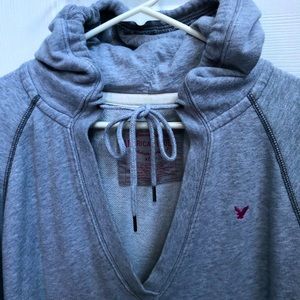 American Eagle v neck pullover + hood
